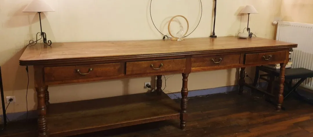 Commode ancienne à vendre chez un antiquaire près de Lyon