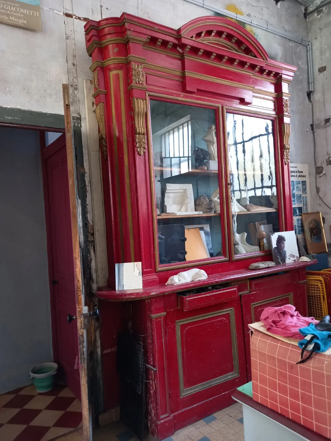 Meuble ancien à vendre chez un antiquaire près de Lyon