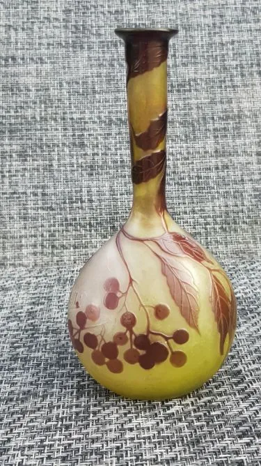 Vase ancien en pâte de verre à décor de baies rouges
