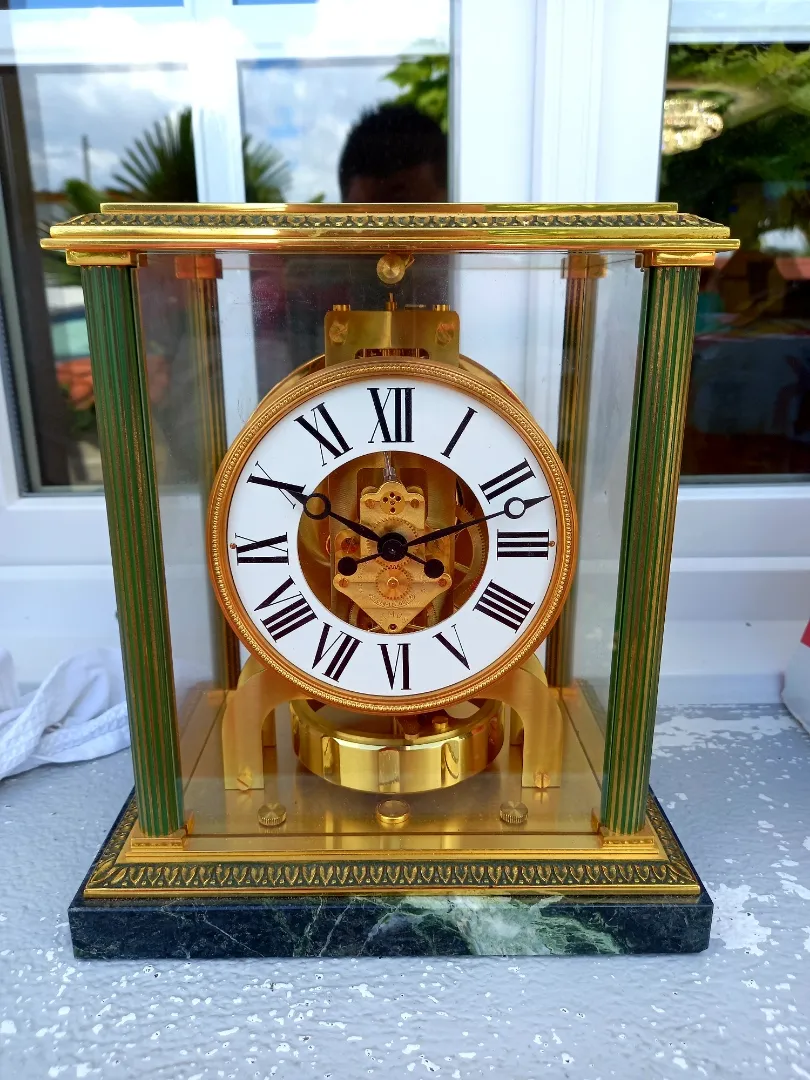 Pendule à cadran émaillé de chiffres romains, cage en verre et laiton doré