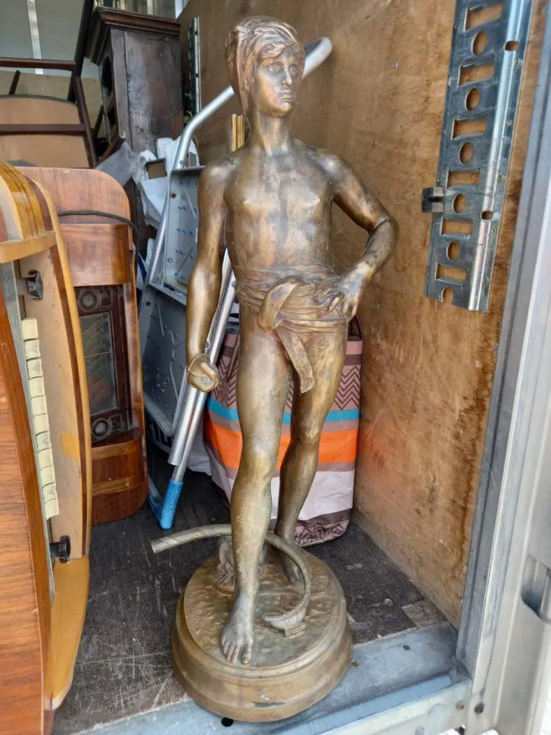 Objet d'art ou de décoration à vendre chez un antiquaire près de Lyon