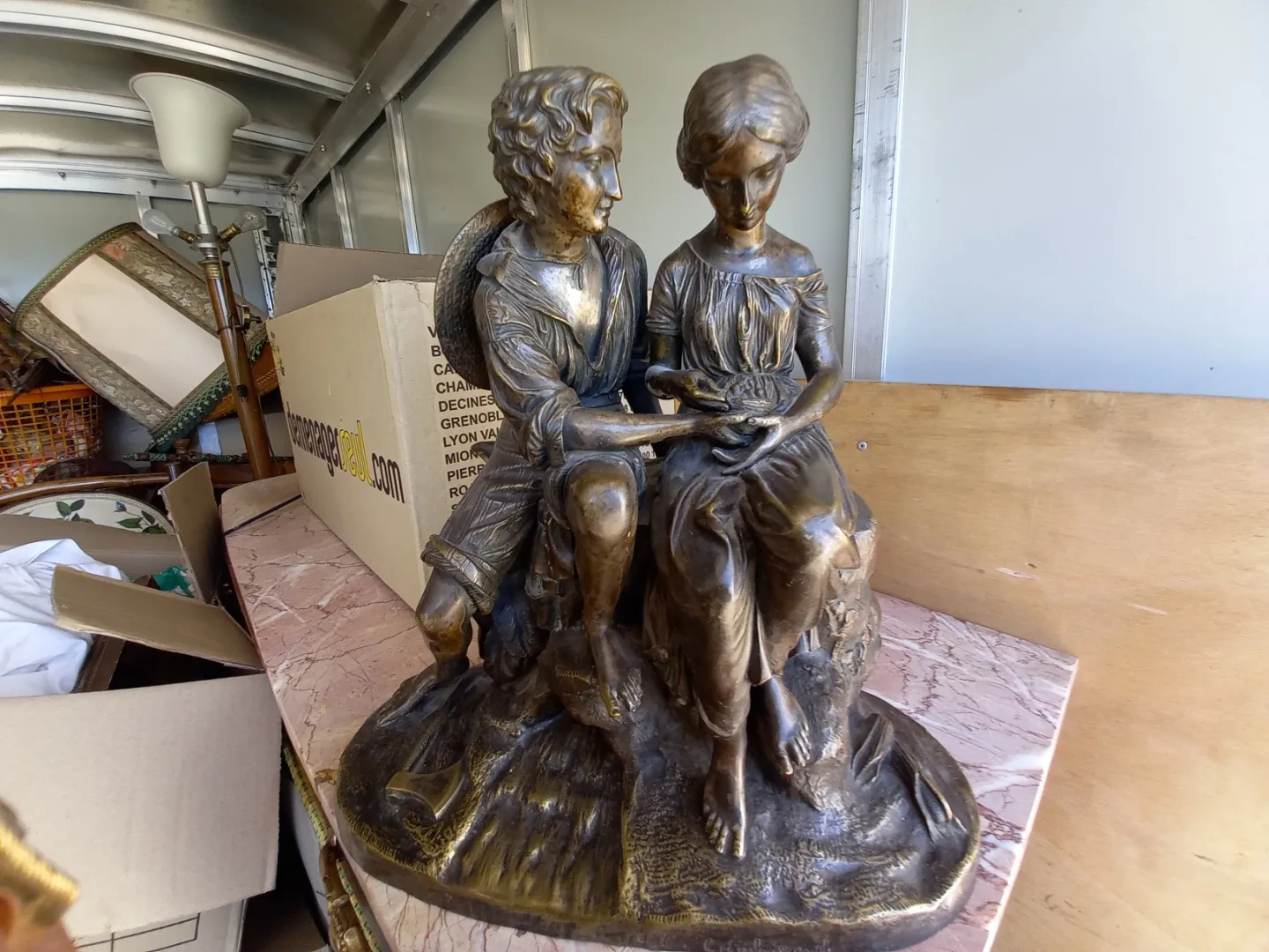 Objet d'art ou de décoration à vendre chez un antiquaire près de Lyon