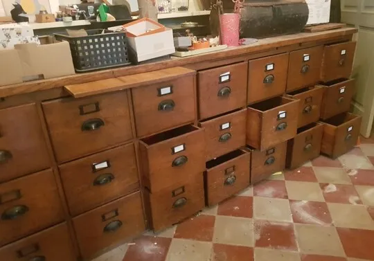 Meuble ancien en bois à vendre chez un antiquaire près de Lyon