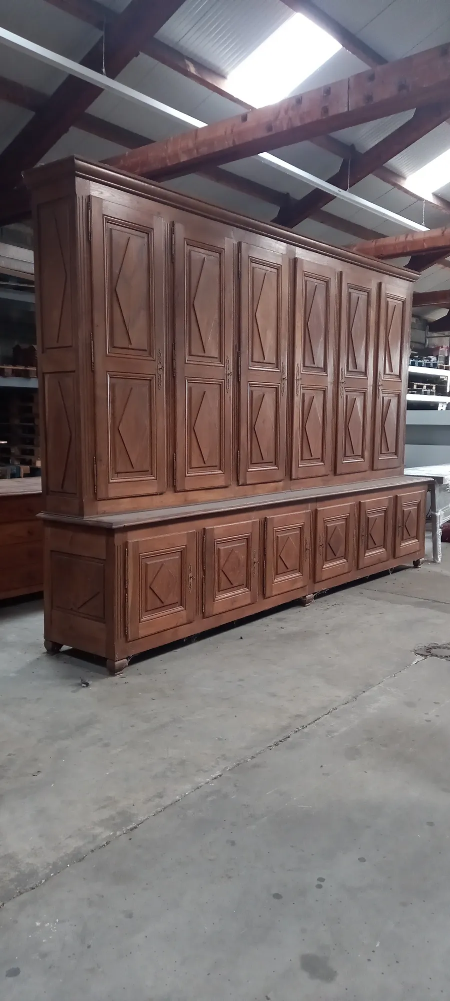 Grande armoire ancienne en bois à panneaux moulurés