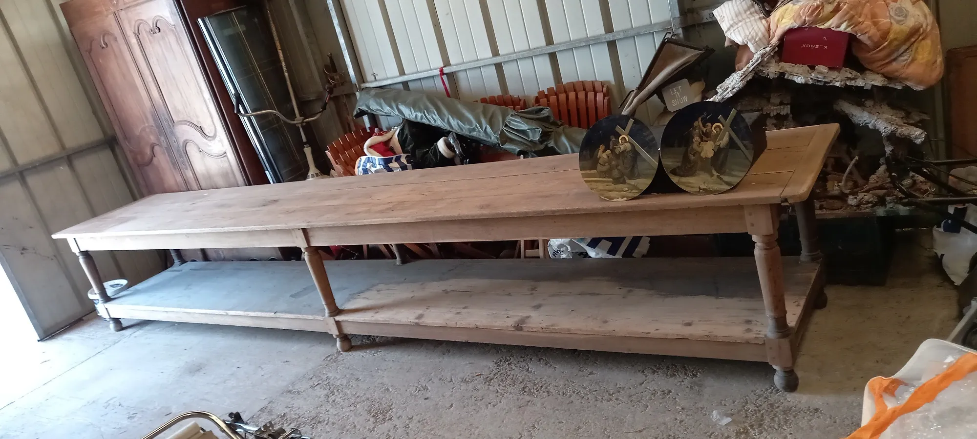 Meuble ancien en bois à vendre chez un antiquaire près de Lyon