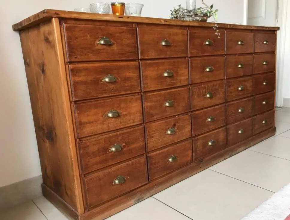 Meuble ancien en bois à vendre chez un antiquaire près de Lyon