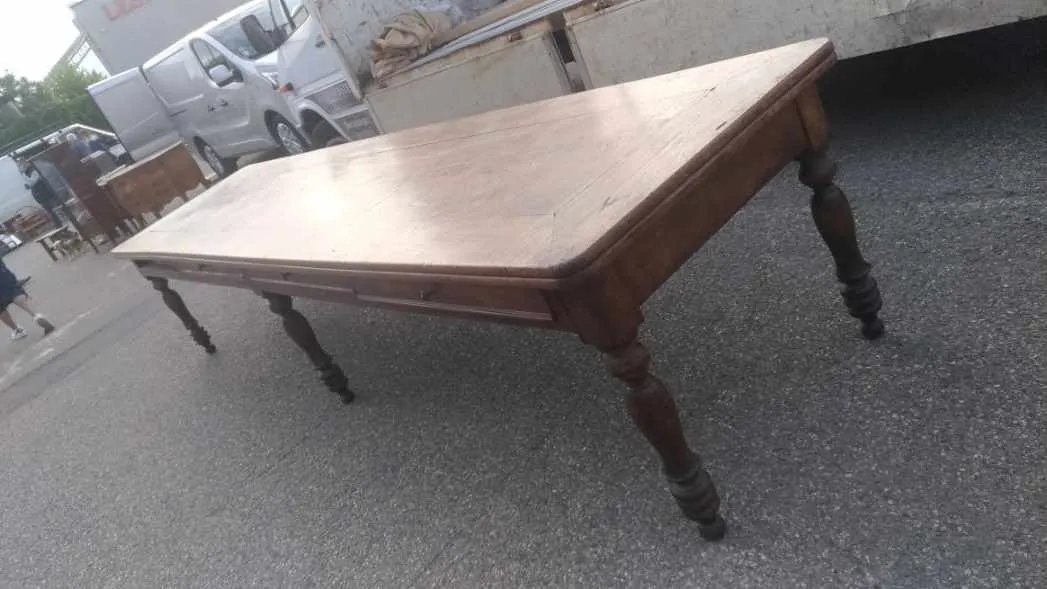 Meuble ancien en bois à vendre chez un antiquaire près de Lyon