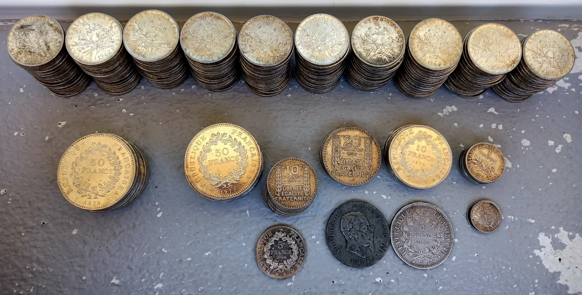 Piles de pièces d’or et d’argent anciennes