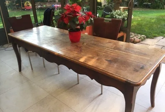 Table ancienne en bois à vendre chez un antiquaire près de Lyon