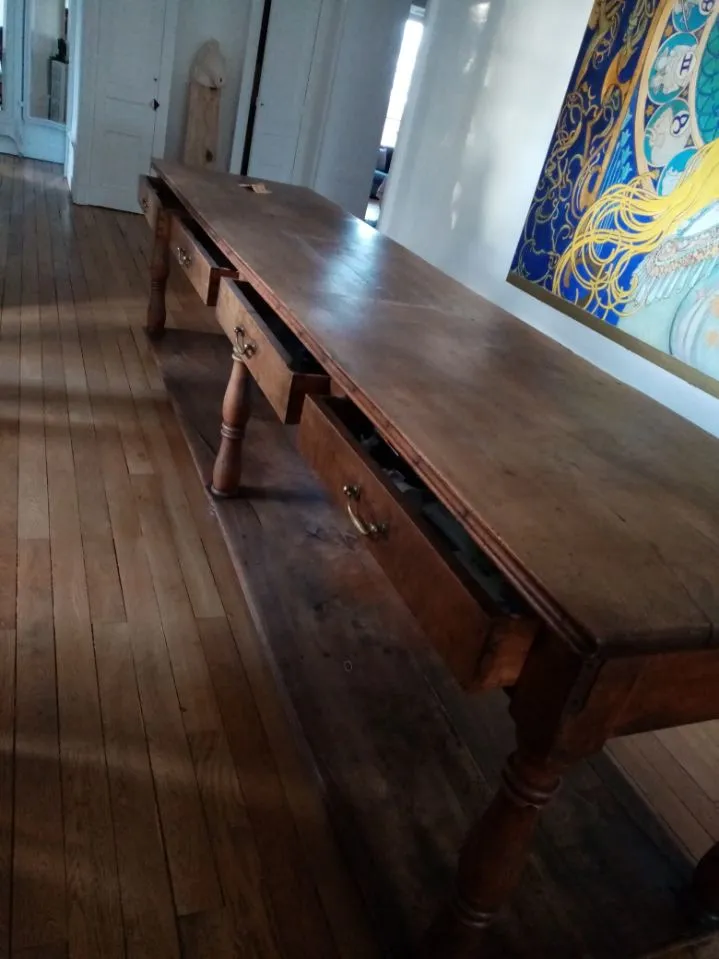 Table ancienne en bois à vendre chez un antiquaire près de Lyon