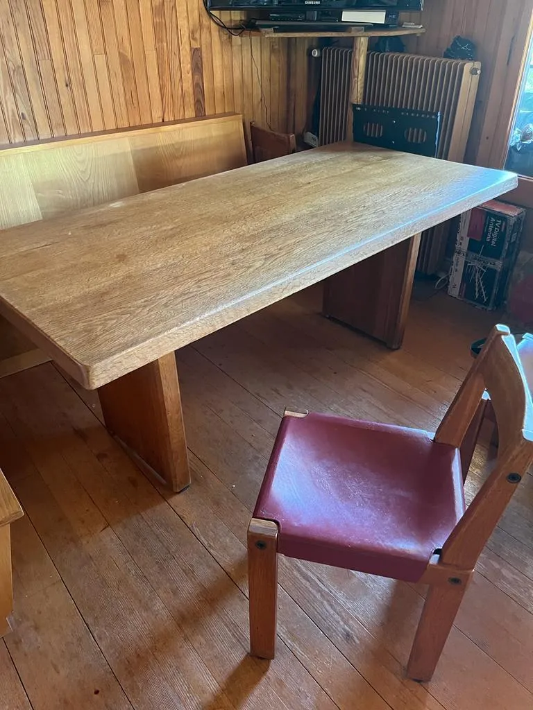 Table en bois à vendre chez un antiquaire près de Lyon
