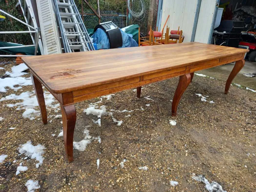 Table ancienne en bois à vendre chez un antiquaire près de Lyon