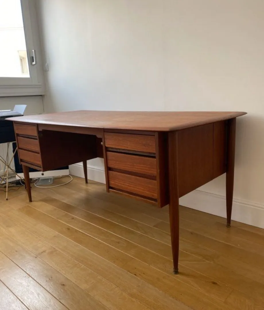 Bureau en bois à vendre chez un antiquaire près de Lyon