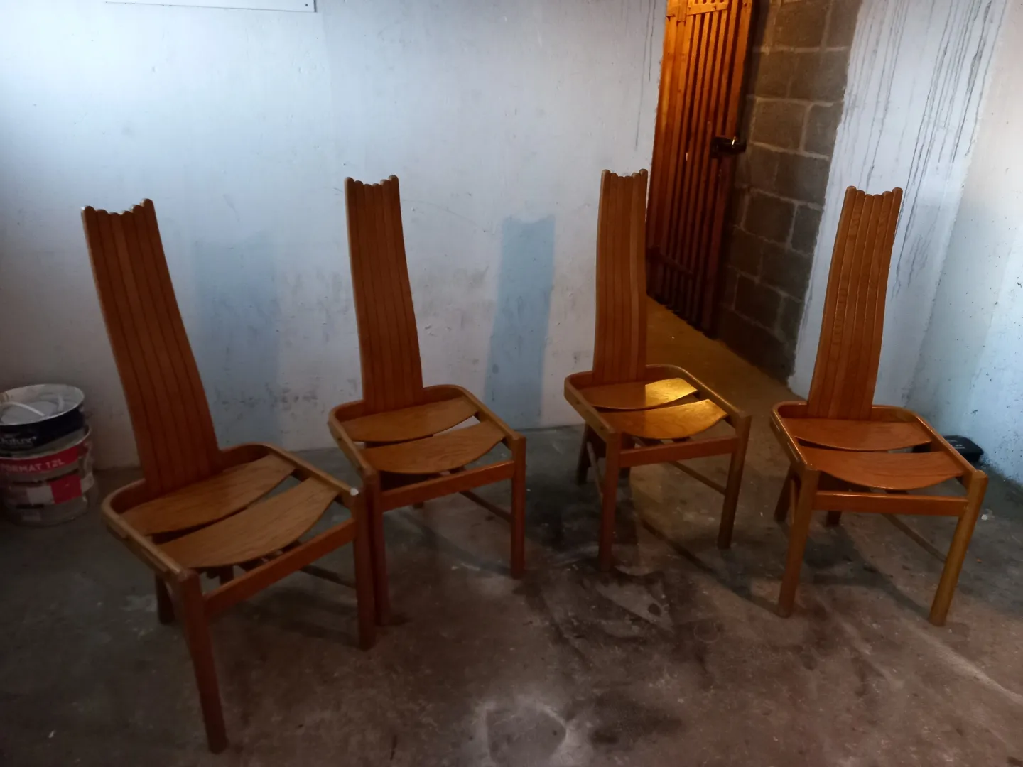 Chaise vintage à vendre chez un antiquaire près de Lyon