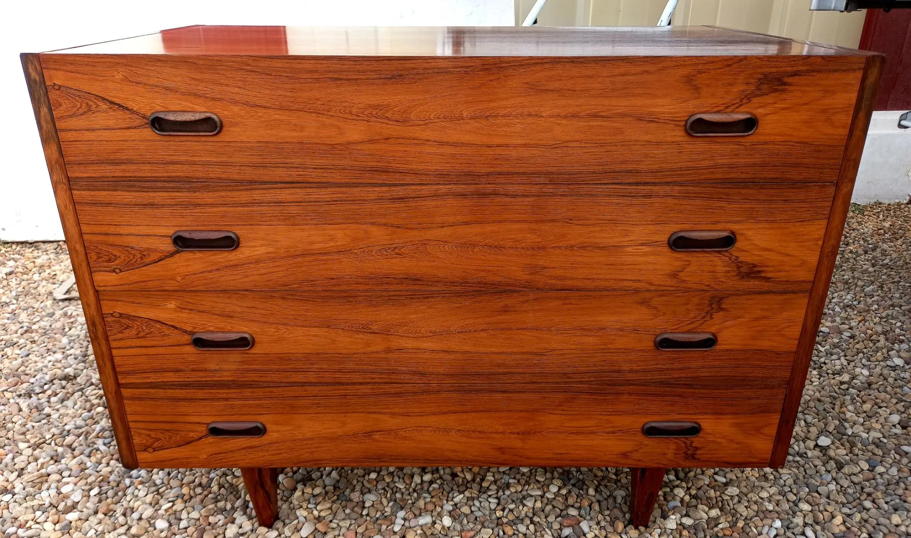 Commode en bois à vendre chez un antiquaire près de Lyon