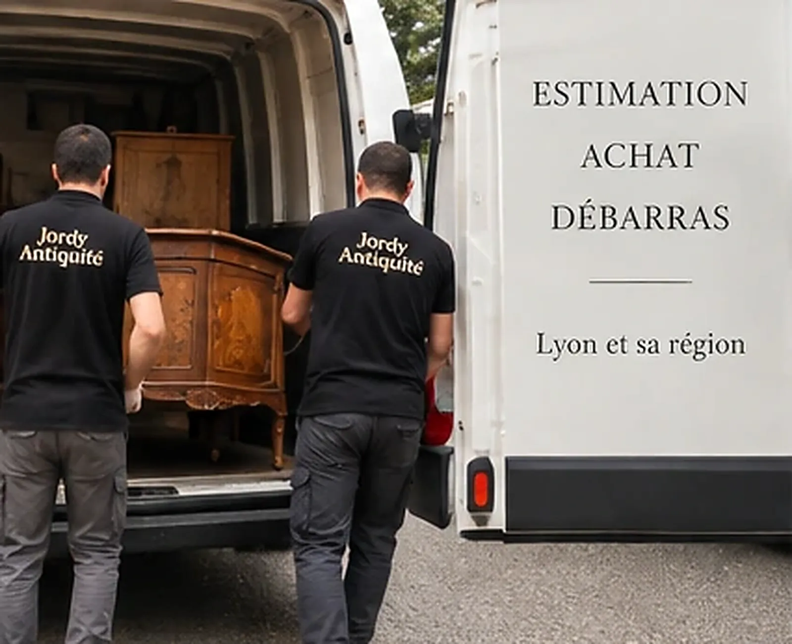 Deux membres de l'équipe Jordy Dellinger en polo noir chargent une commode ancienne en bois dans une camionnette blanche pour un débarras à Lyon et sa région