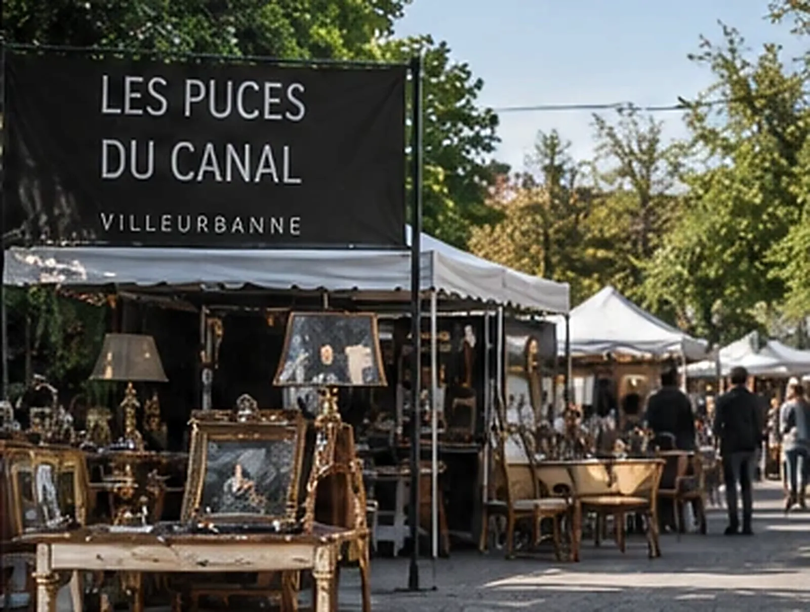 Stand d'antiquités d'un marché aux puces en plein air, avec lampes, cadres dorés et meubles anciens sous une bannière de marché