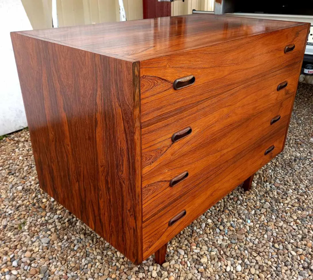 Meuble d'occasion à vendre chez un antiquaire près de Lyon