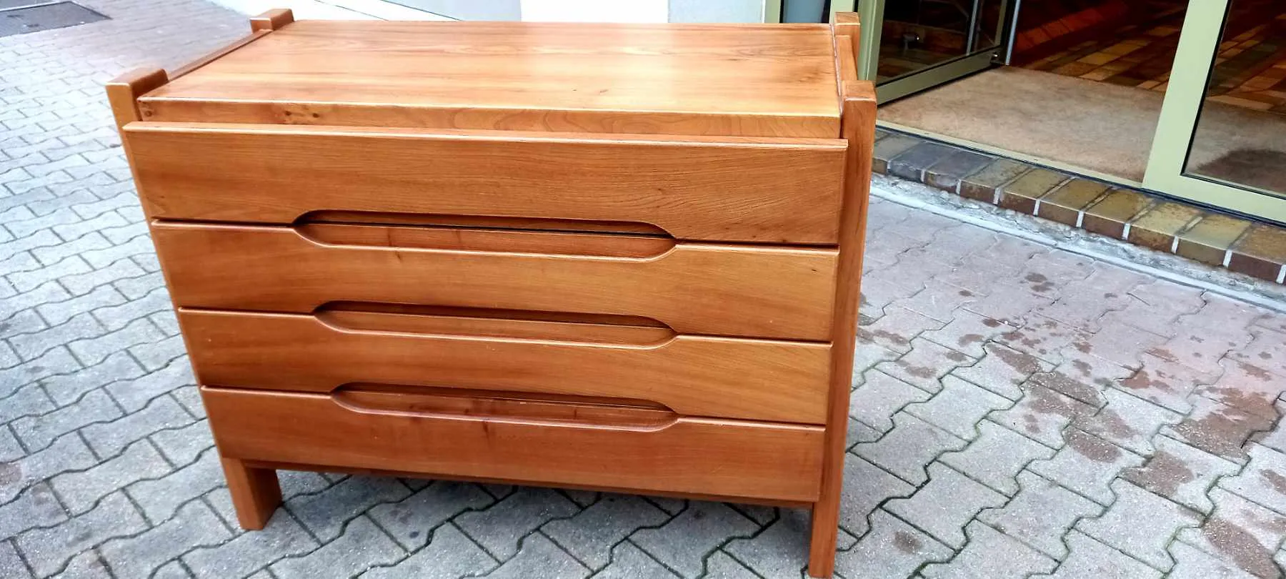 Meuble d'occasion à vendre chez un antiquaire près de Lyon