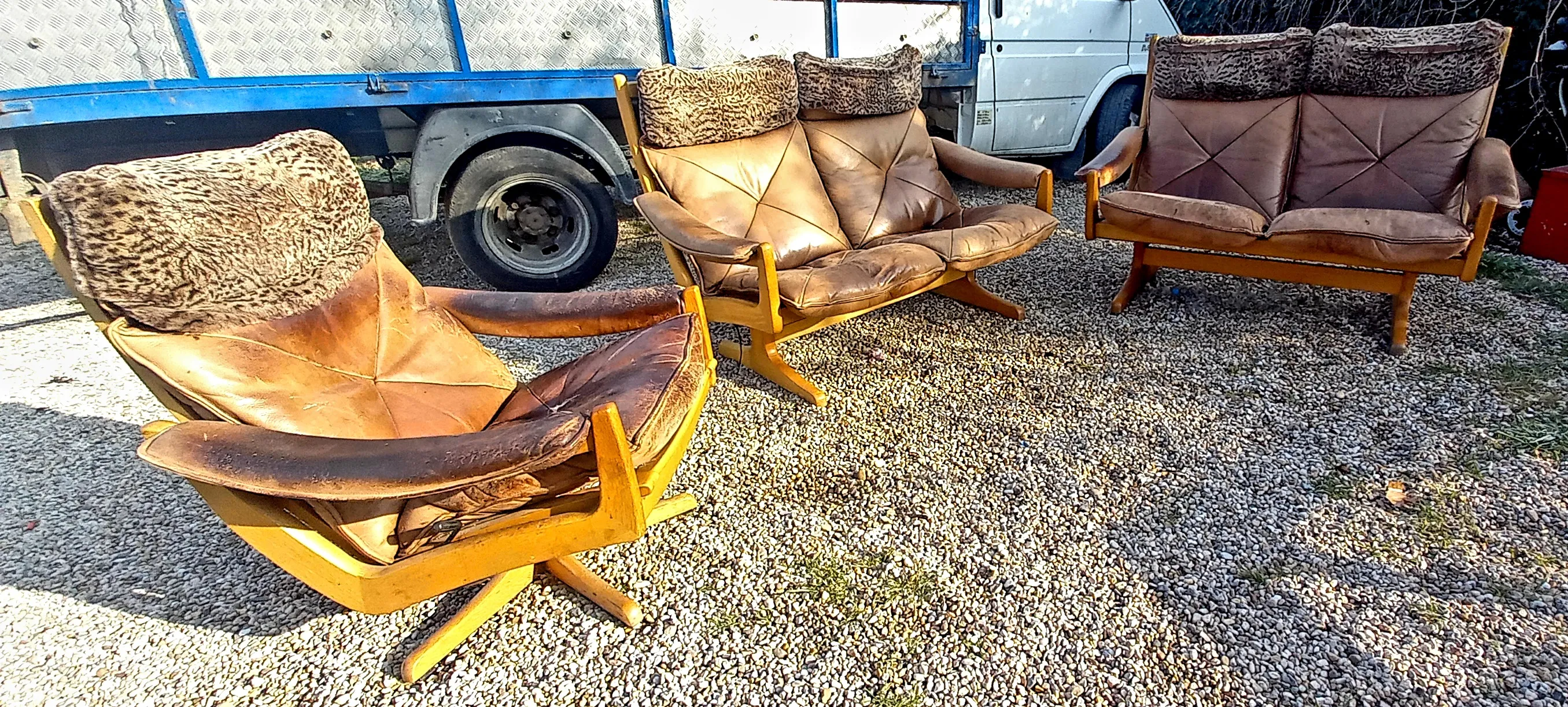 Canapé et fauteuils vintage en cuir cognac sur structure en bois