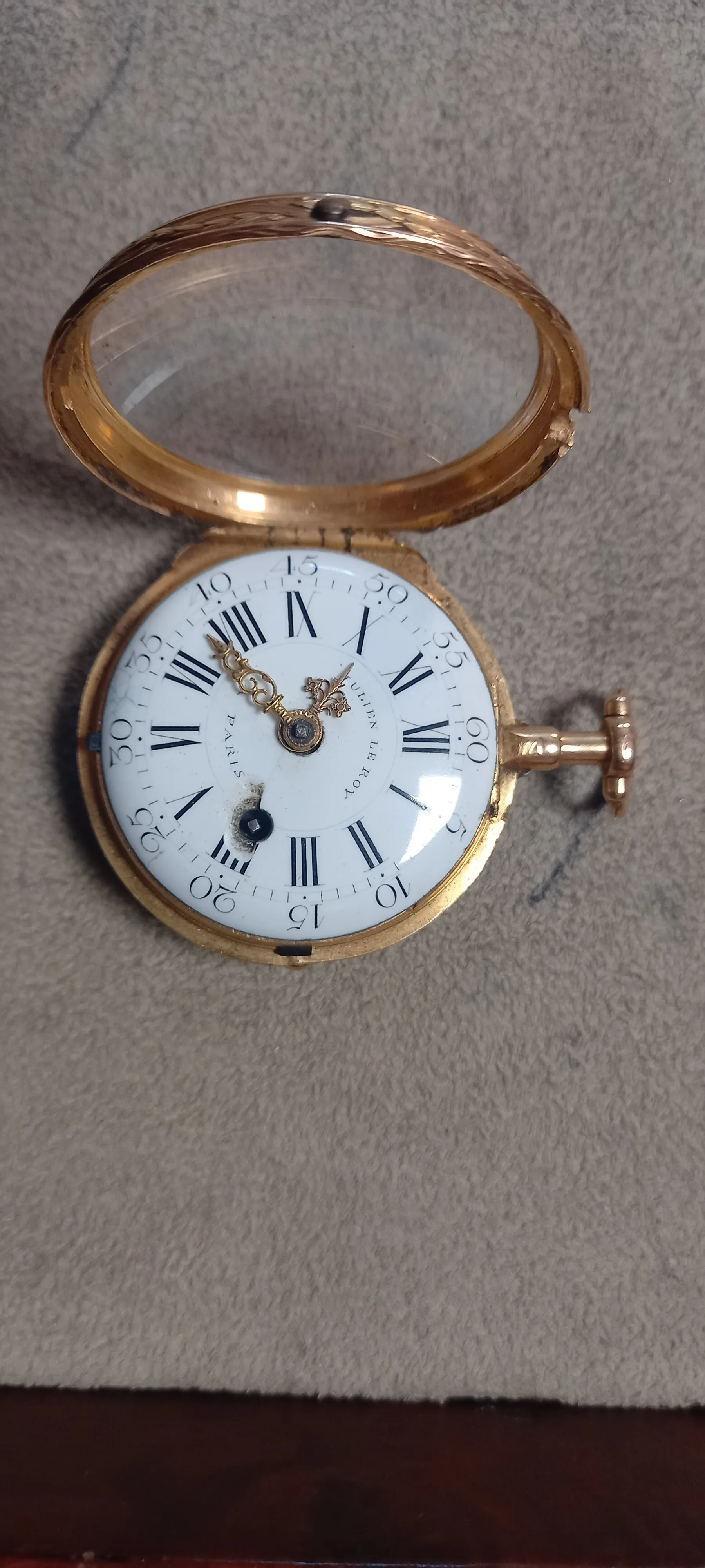 Bijoux, pendules et monnaies