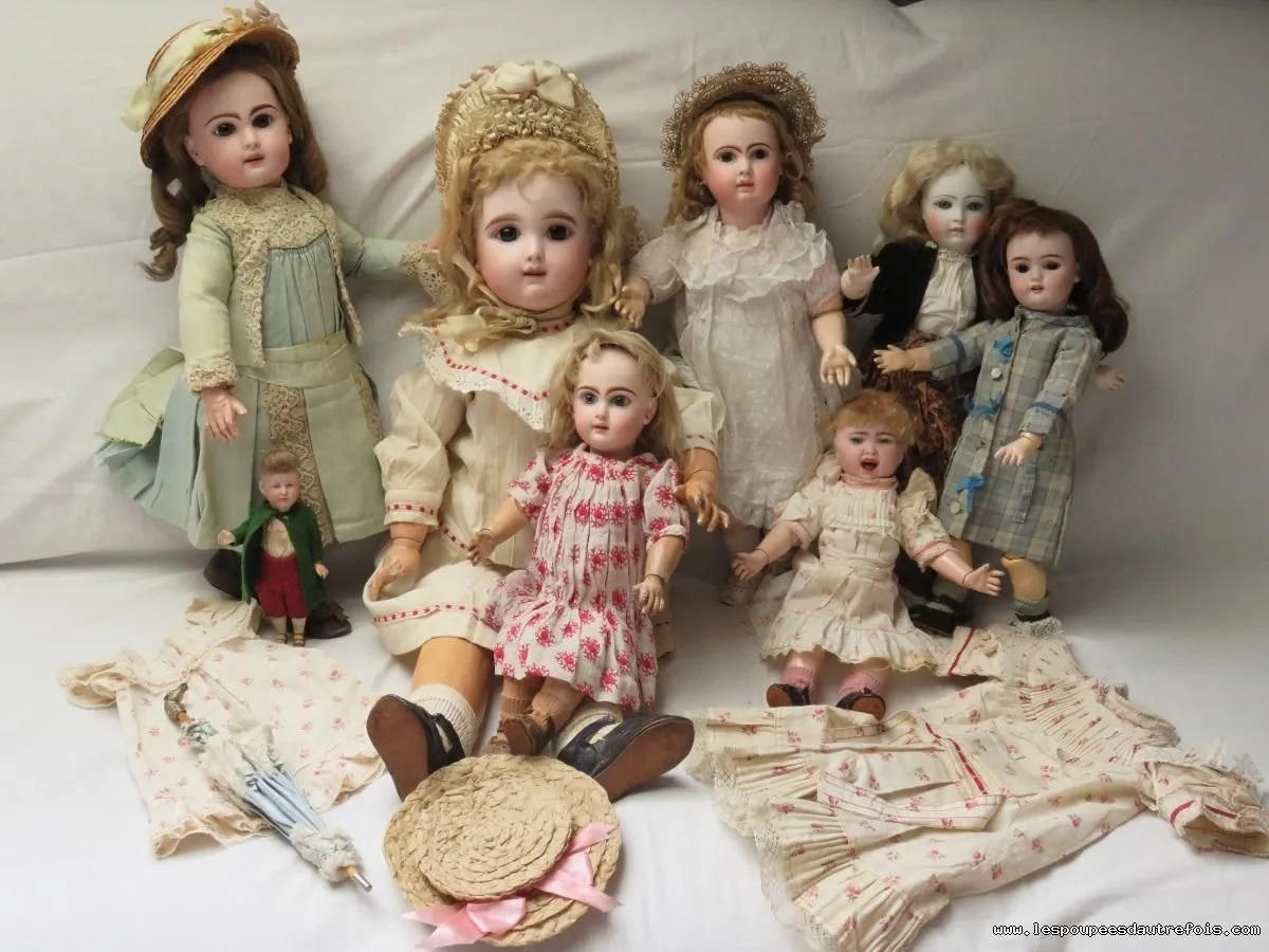 Poupée ancienne à vendre chez un antiquaire près de Lyon