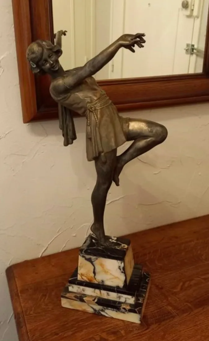 Objet d'art ou de décoration à vendre chez un antiquaire près de Lyon