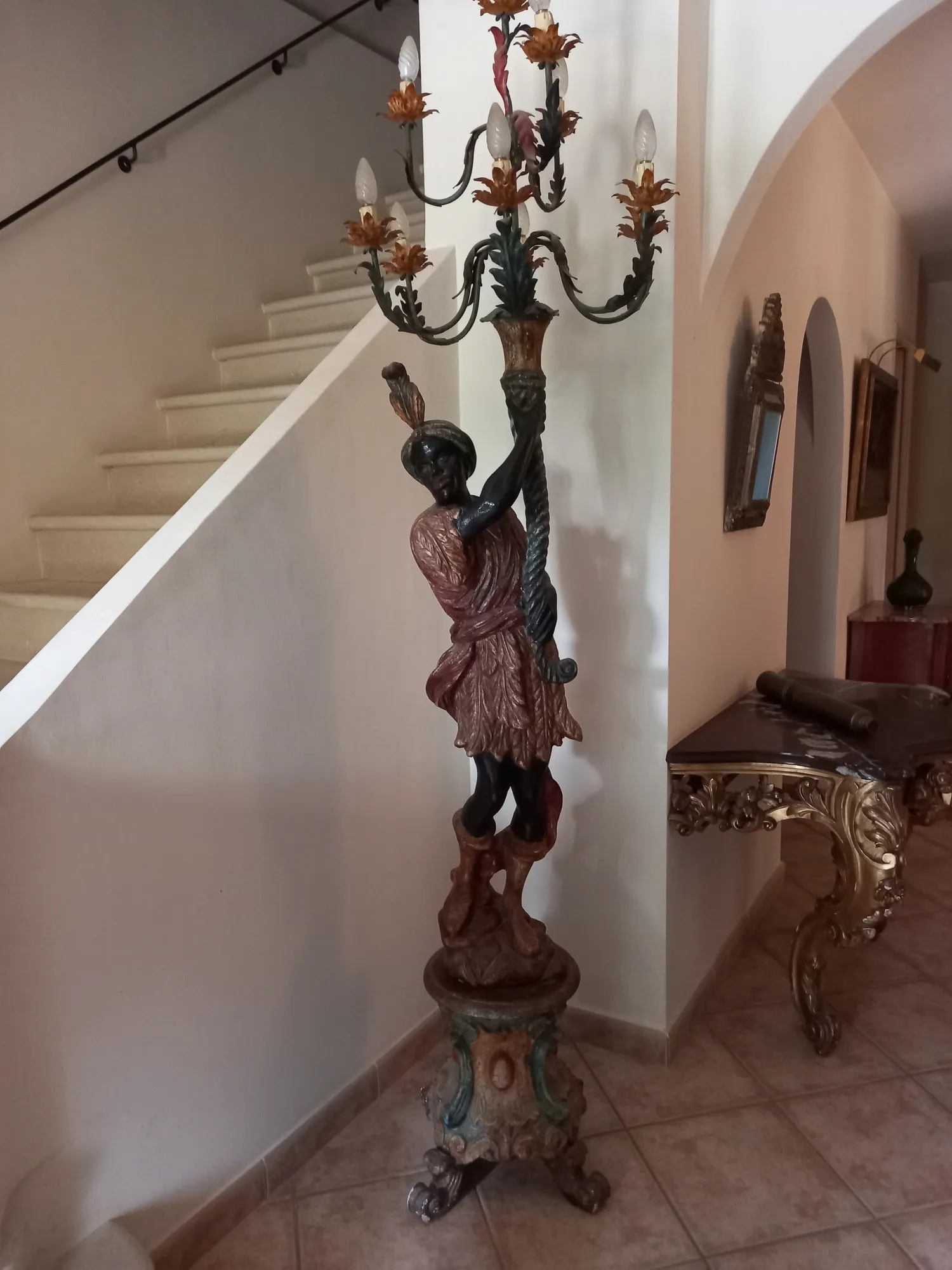 Statue ancienne à vendre chez un antiquaire près de Lyon