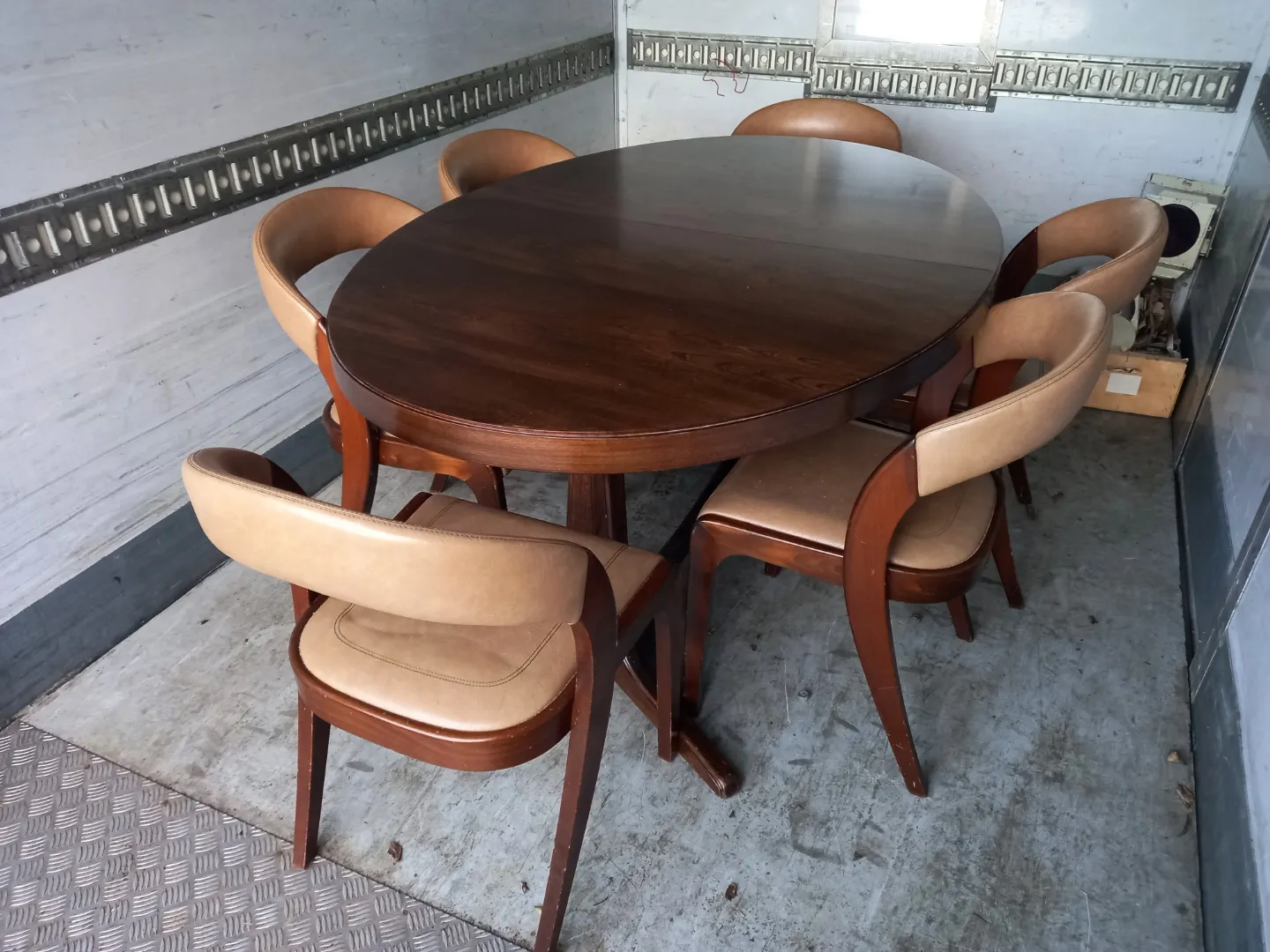 Table en bois à vendre chez un antiquaire près de Lyon
