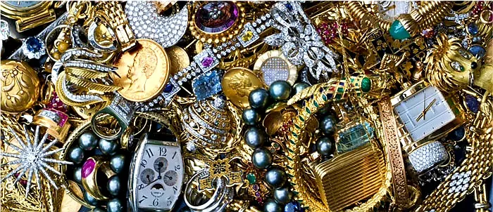 Bijou ancien à vendre chez un antiquaire près de Lyon