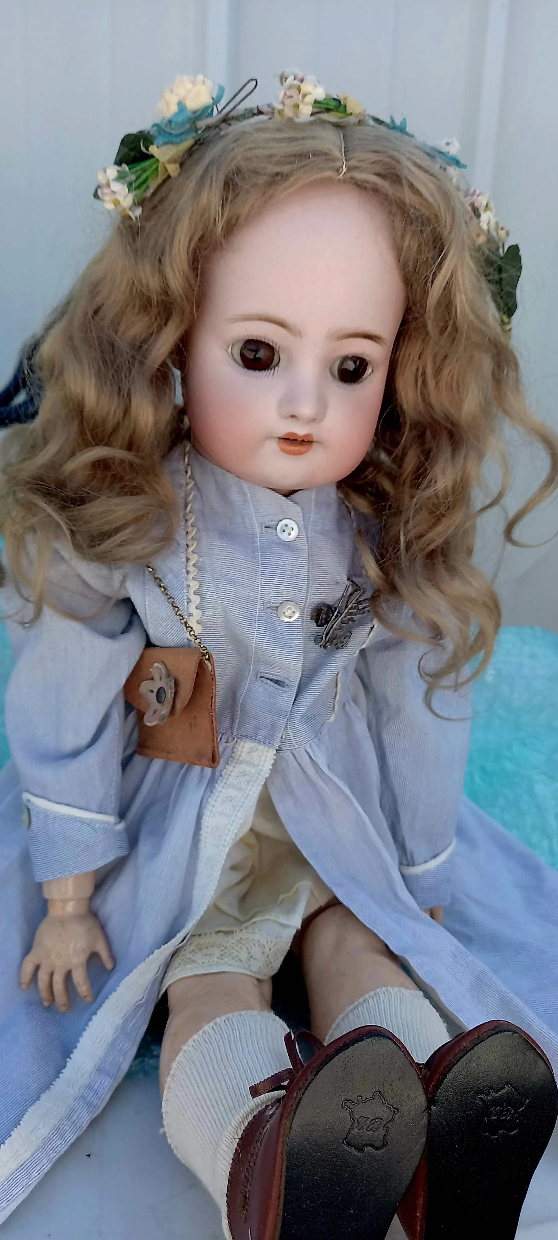 Poupée ancienne à vendre chez un antiquaire près de Lyon