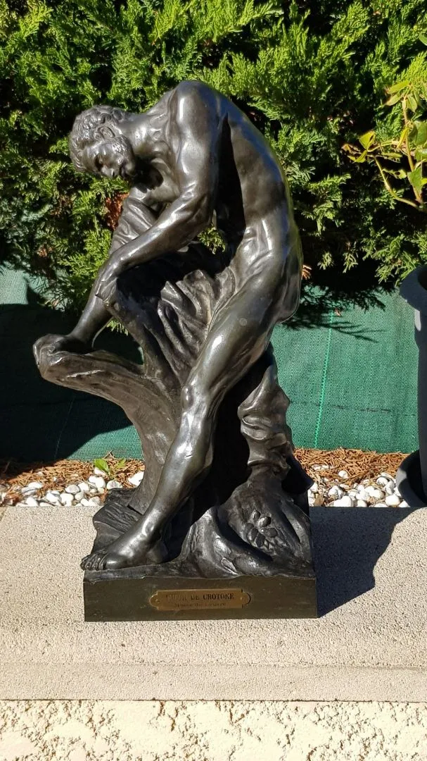 Statue ancienne à vendre chez un antiquaire près de Lyon