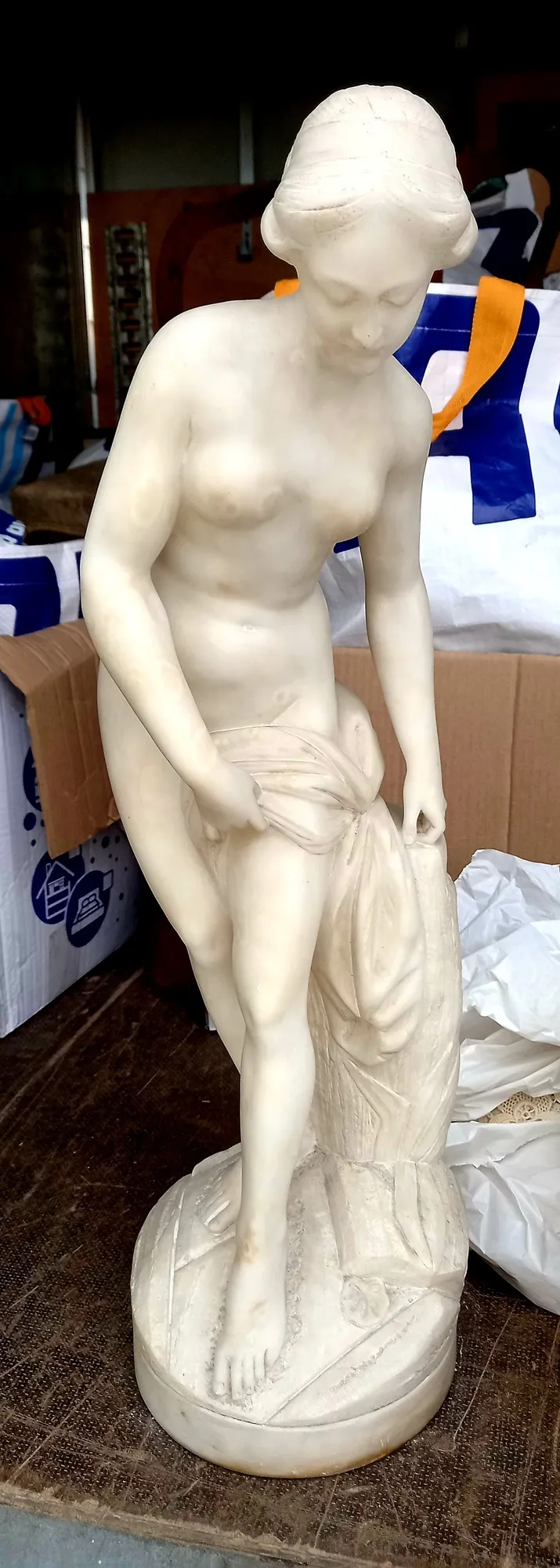 Statue ancienne à vendre chez un antiquaire près de Lyon